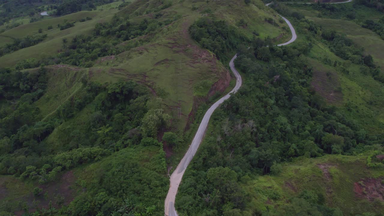 las famosas colinas verdes y exuberantes de lapale en la isla de sumba durante la puesta de sol, desde el aire