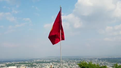 Flagge-Kirgisistans-Weht-Im-Wind-Mit-Einigen-Wolken-Und-Blauem-Himmel