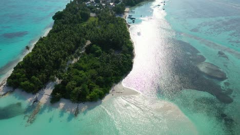 Kleine-Unbewohnte-Insel-Mit-Weißem-Sandstrand,-Tropischem-Palmenwald,-Umgeben-Von-Ruhigem,-Türkisfarbenem-Meer,-Das-Sonnenstrahlen-Reflektiert