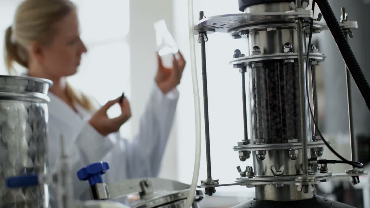 증류 공장에서 일하는 여성 노동자 4k