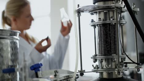 trabajadora que trabaja en una fábrica de destilería 4k