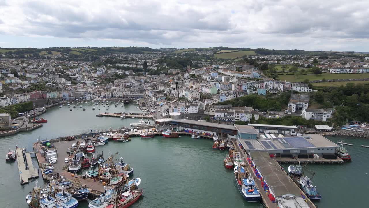 puerto de brixham, disparo de drone en devon
