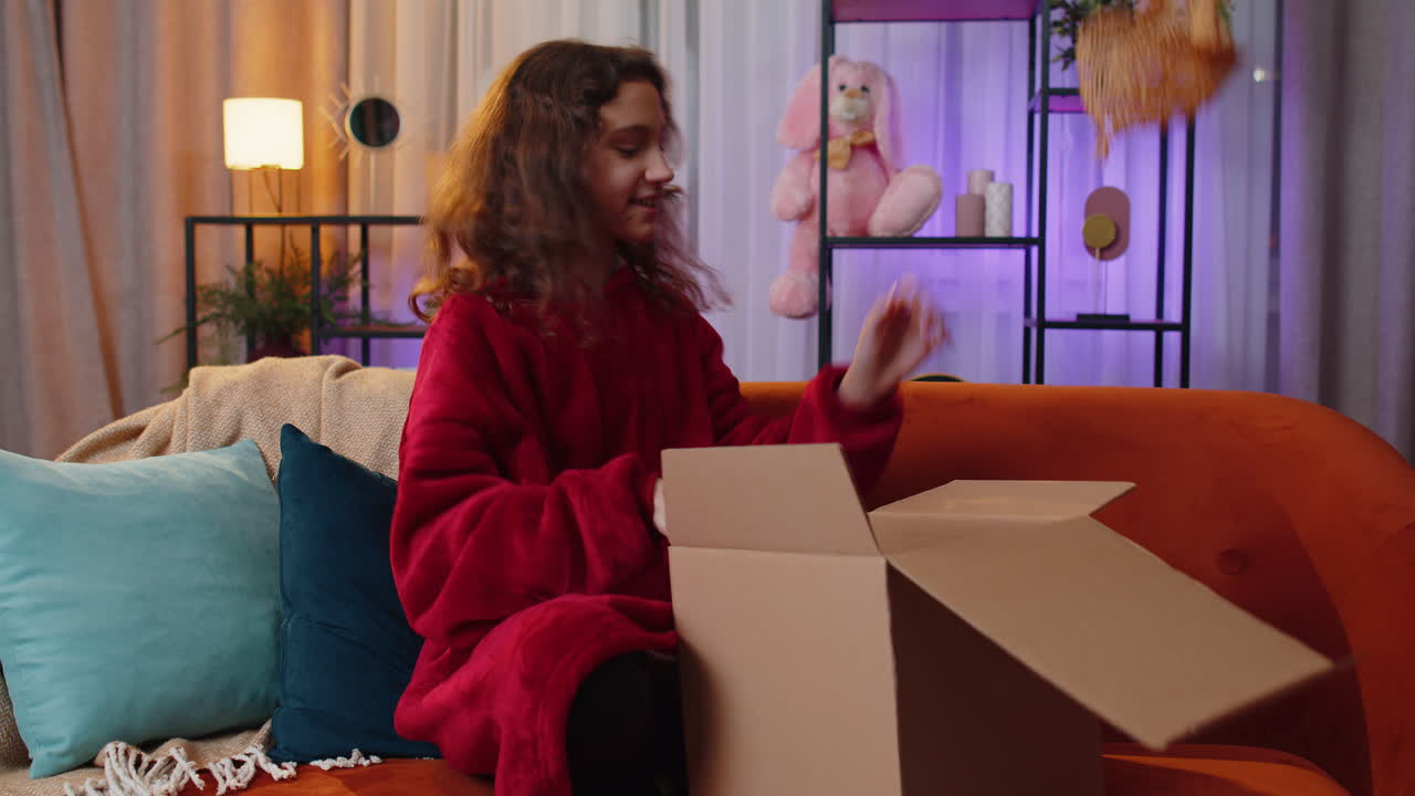 행복한 사춘기 소녀 쇼핑, 카드보드 박스 배달, 패키지 배달, 온라인 쇼핑, 집에서 구매