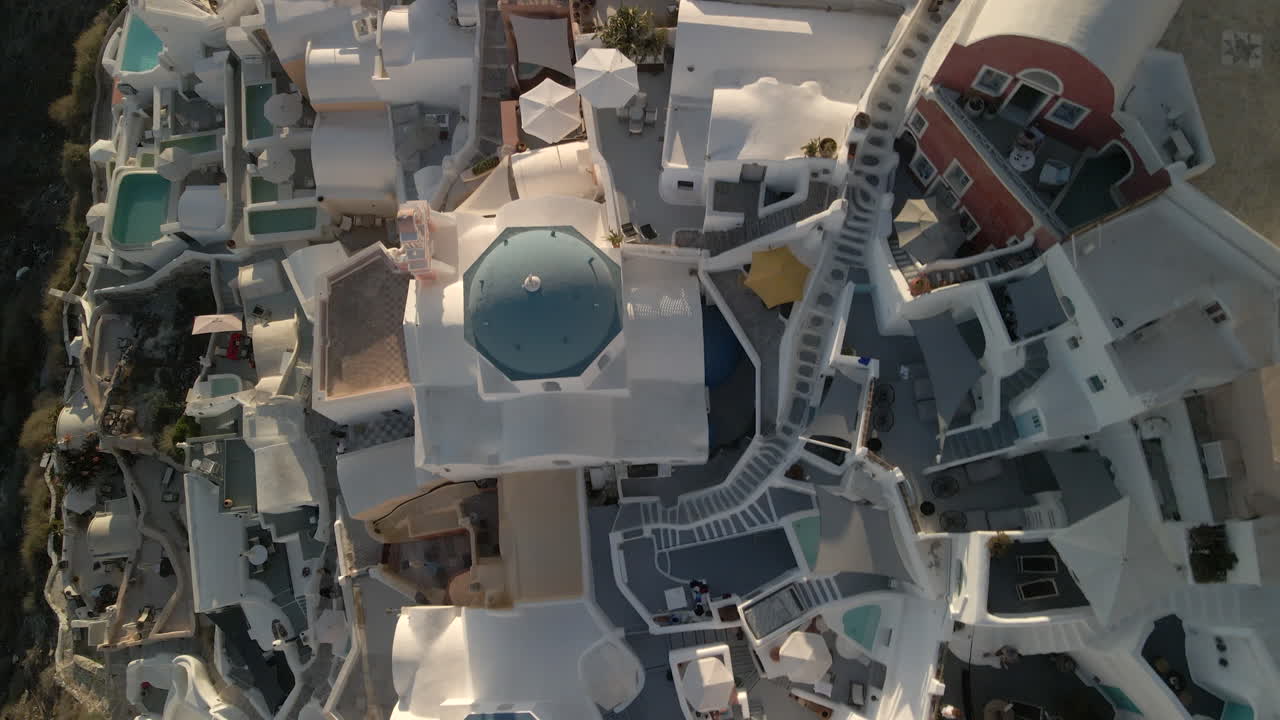 vista aérea del pueblo de oia en santorini