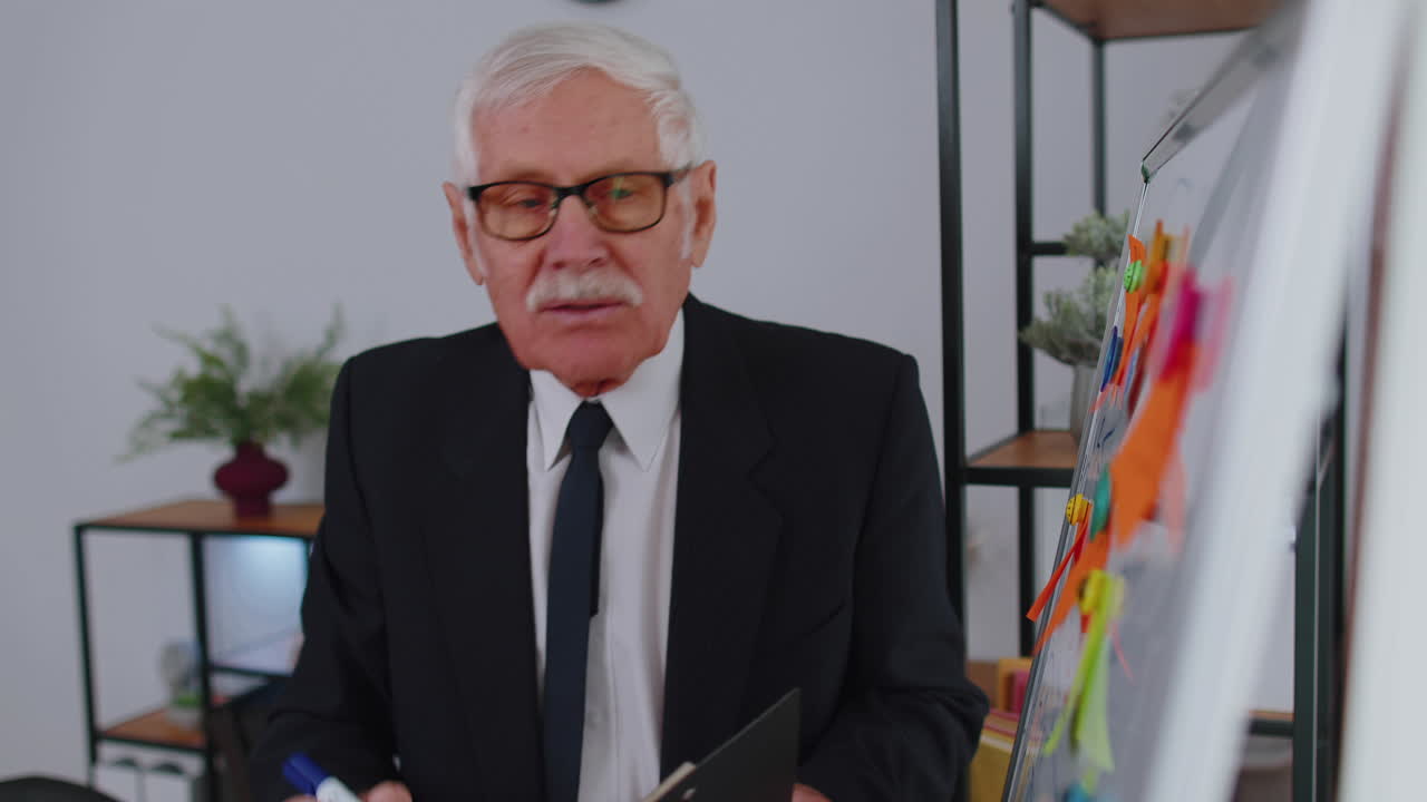 노인, 노인 사업가, 코치, 컨퍼런스 연설자, 분석, 인포그래픽, 사무실 화이트보드