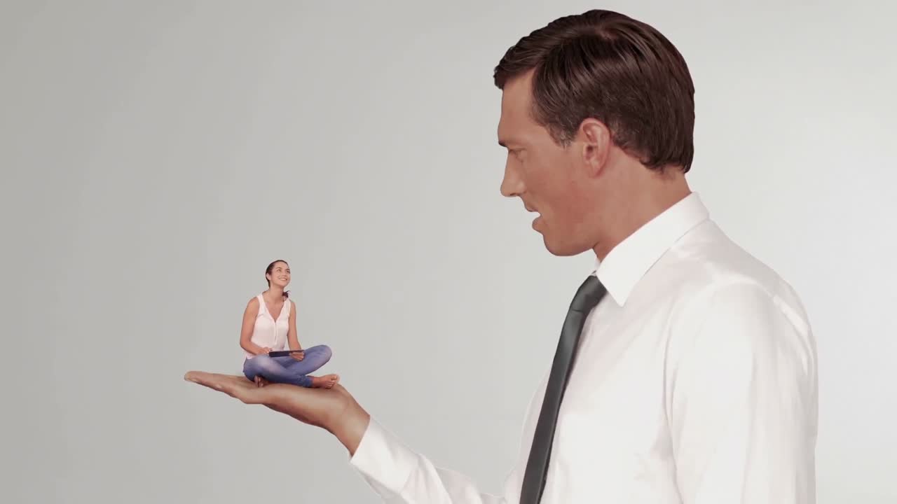 стоящий бизнесмен держит сидящую женщину с планшетным компьютером в руке