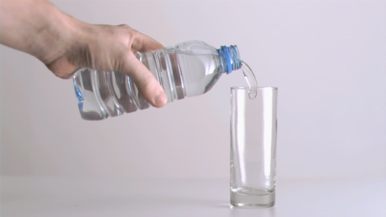 슈퍼 슬로 모션으로 물을 부어 넣는 것