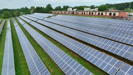 gran campo de paneles solares en una colina inclinada
