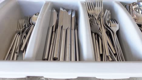 platos de plata organizados en una bandeja