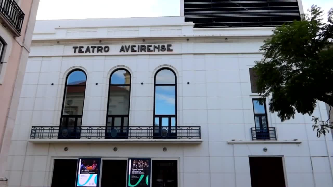 el teatro aveirense está situado junto al ayuntamiento de aveiro en la praca da república, portugal.