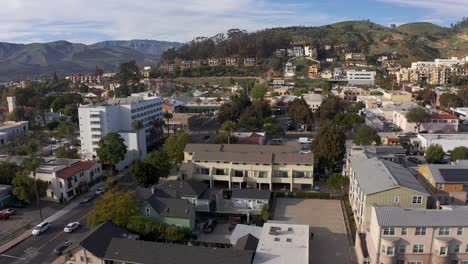 Descending-aerial-close-up-shot-of-Ventura,-California-nestled-against-the-mountains