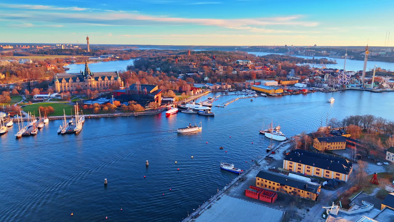 El Museo Nórdico y la bahía de Djurgarden en Estocolmo. Amplia vista aérea del edificio del Museo Nórdico y la costa con barcos al atardecer