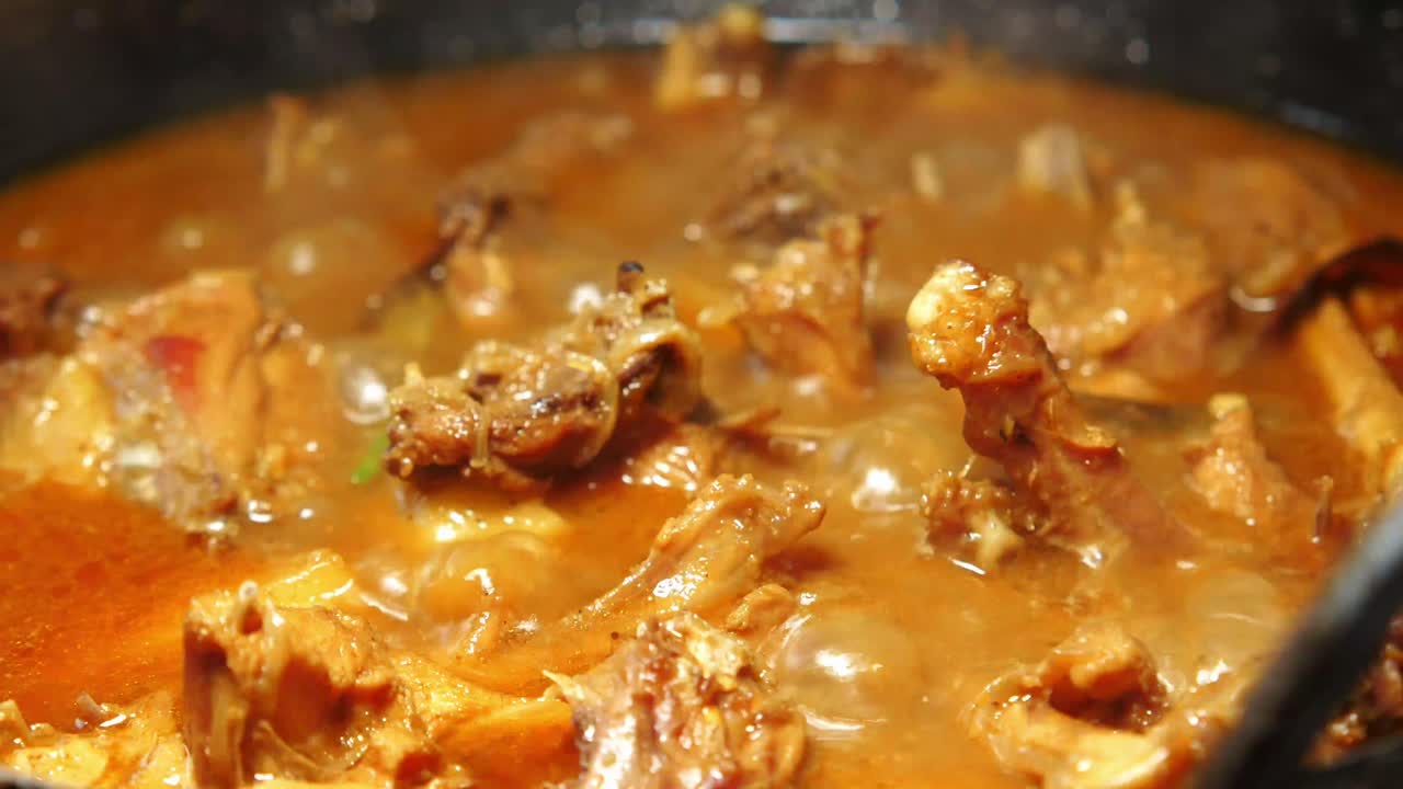 cocción de curry de pollo