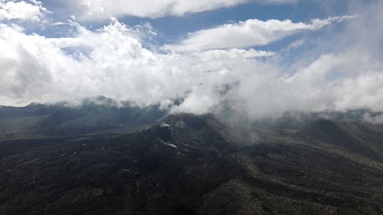 imagen de avión no tripulado: volando a través de las nubes en el volcán paricutin en michoacán