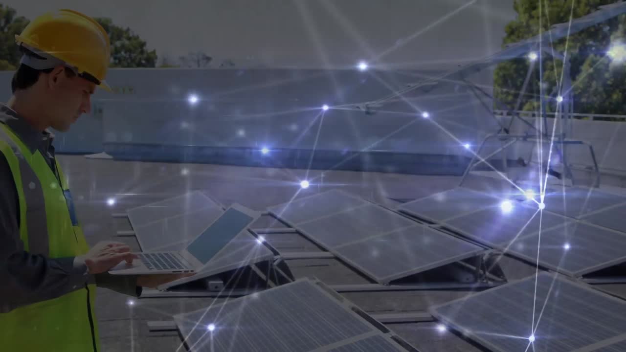 태양 전지 패널을 사용하여 태블릿을 사용하는 코카시안 엔지니어에 대한 연결 네트워크의 애니메이션