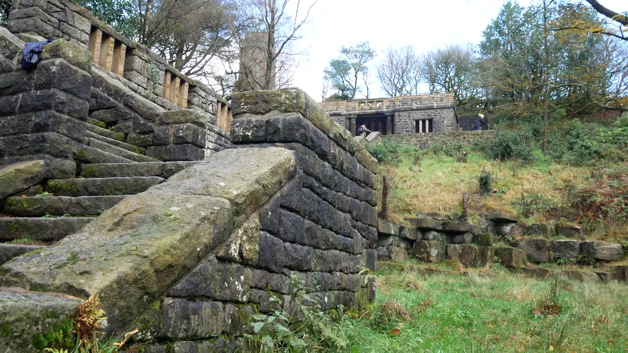escalera cubierta de musgo de piedra ruinas otoño woodland rivington jardines en terrazas ornamentales desierto lento izquierdo dolly