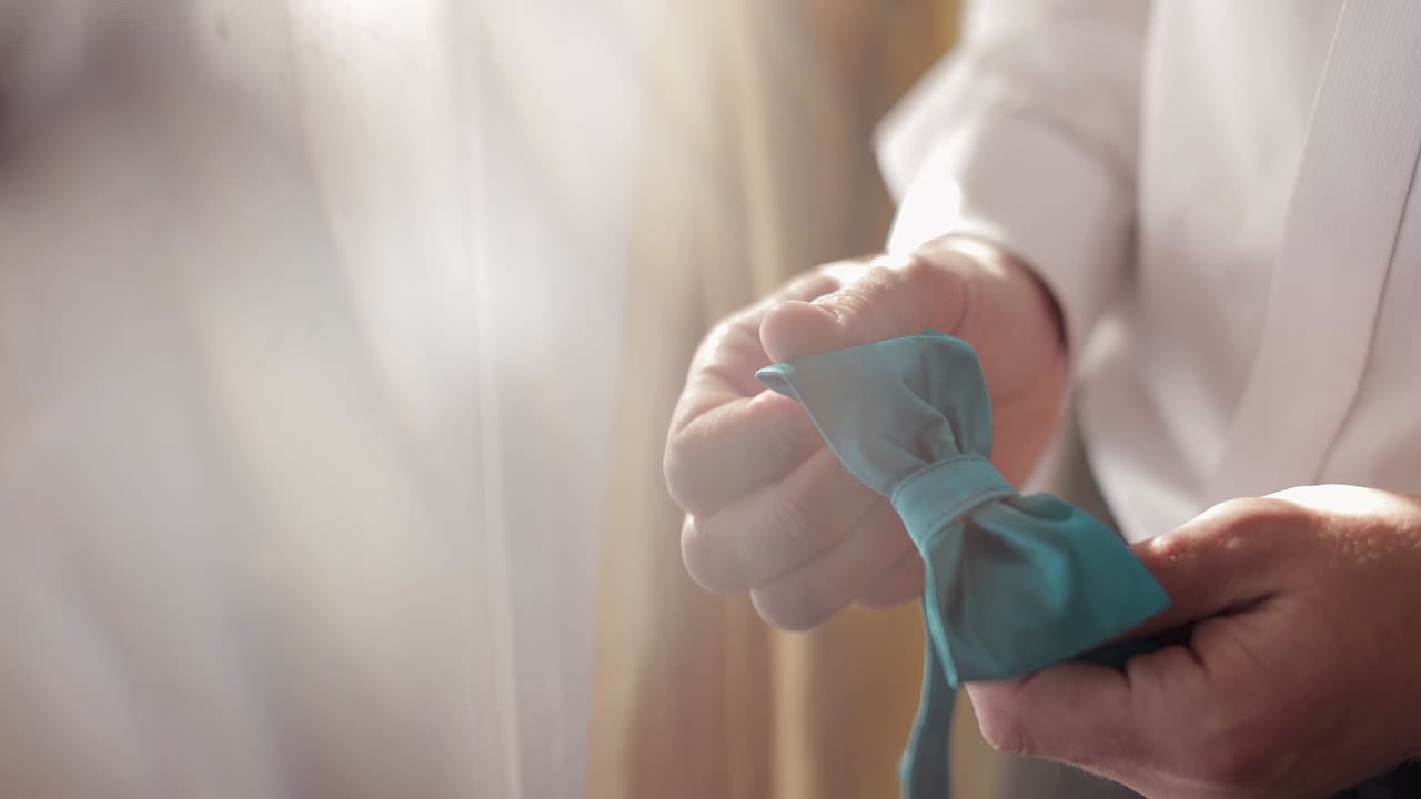 el novio se está preparando: un primer plano de la corbata