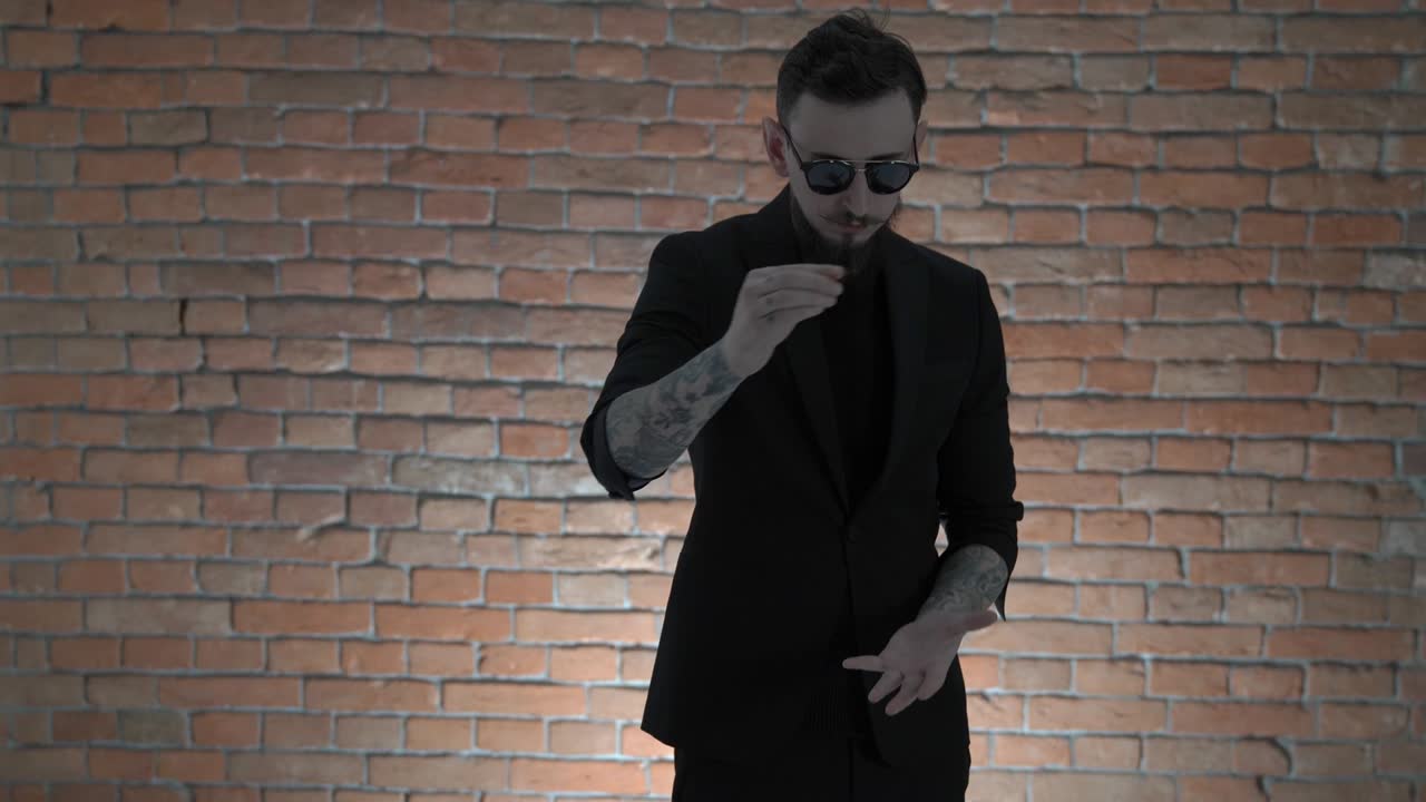 마술사는 레비테이션 반지로 트릭을 보여줍니다. 반지는 공중에서 매달려 있습니다. 반지와 트릭. 스테이디캠.