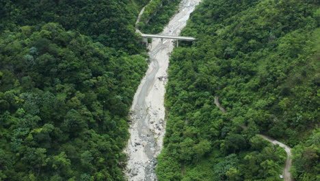 Río-Nizao-Con-Colmillo-De-Aguacate-En-Medio-Denso