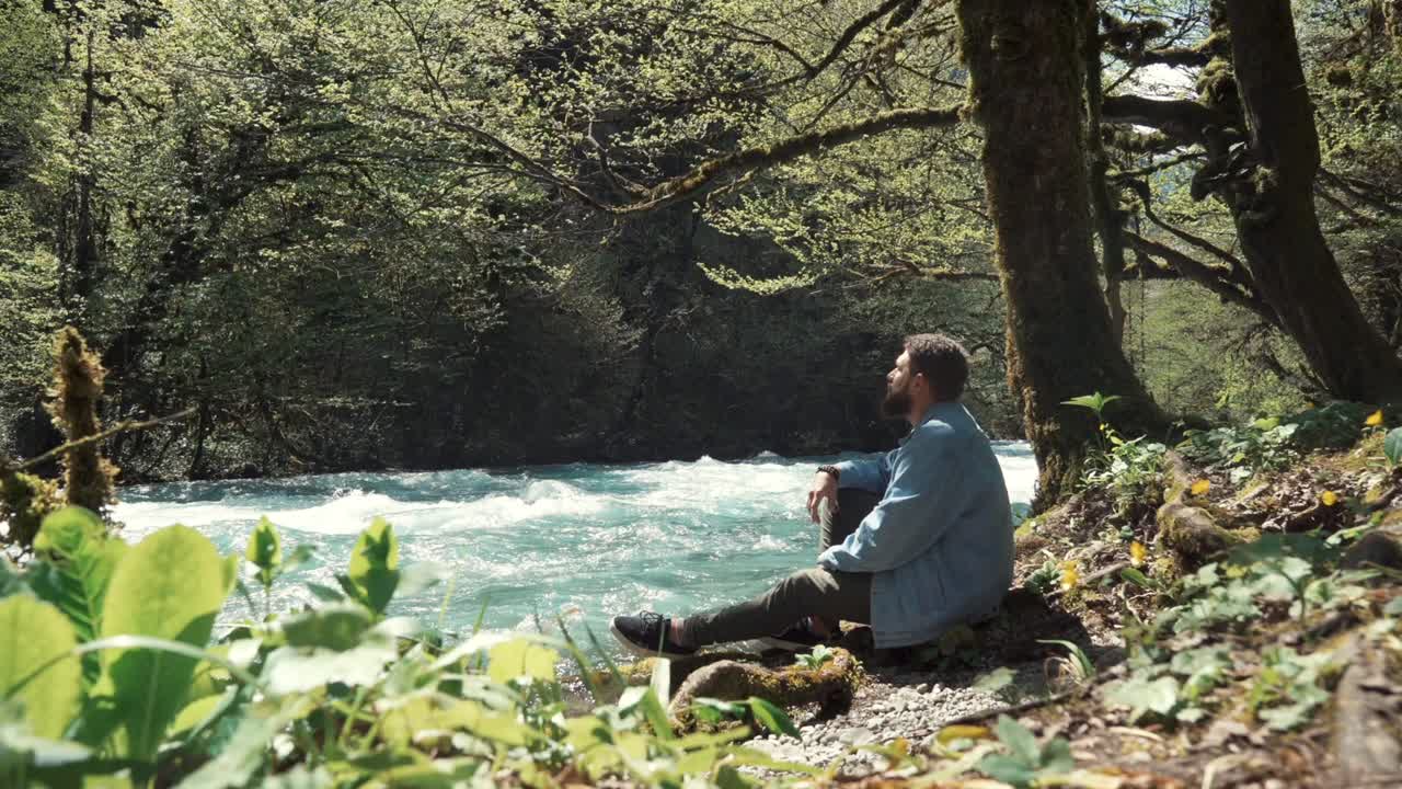 숲 속 의 강  에서 휴식 하는 사람