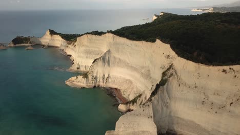 vista aérea del acantilado de cabo drastis en corfú grecia