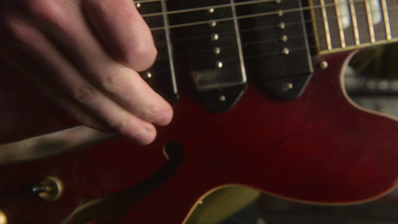 tirando de la barra de esta hermosa guitarra eléctrica roja