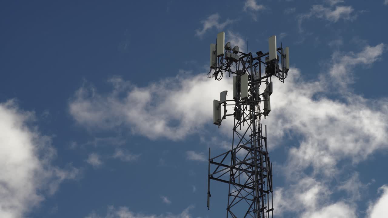 lapso de tiempo de una torre de telefonía celular con un cielo en rápido movimiento en el fondo