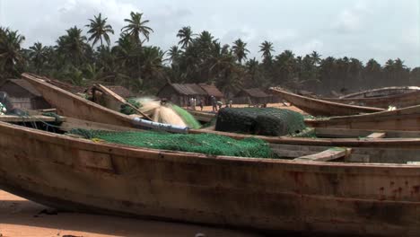 Barcos-De-Pesca-En-Una-Playa-De-áfrica-Occidental