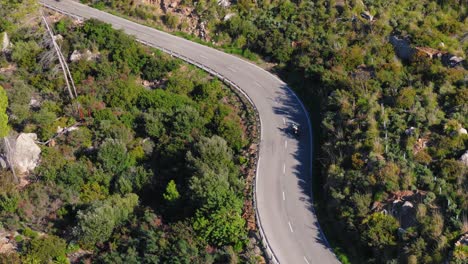 Die-Kamera-Folgt-Einem-Motorradfahrer,-Der-Auf-Einer-Serpentinenstraße-In-Den-Bergen-Mallorcas-Fährt