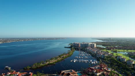 Vista-De-Drones-A-Gran-Altura-De-Una-Comunidad-De-Campos-De-Golf-En-Fort-Myers,-Florida