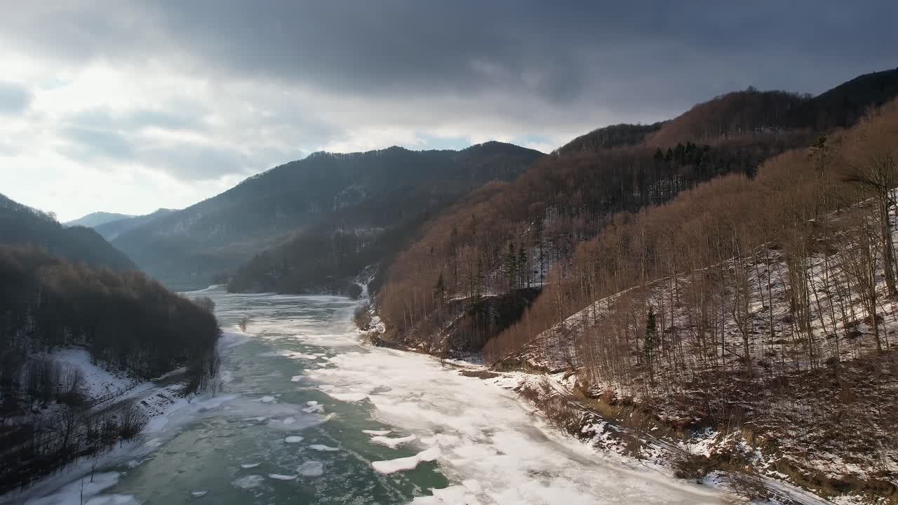 겨울에 시리우 호수, 주변의 벌거벗은 나무와 눈 인 연안, 공중 풍경