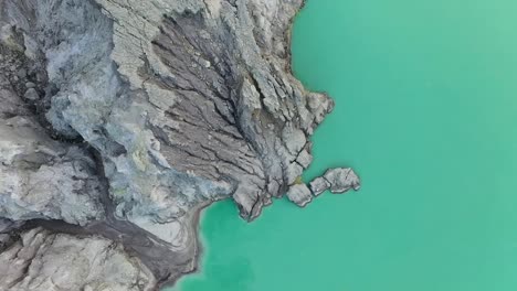 청록색 유황 호수가 있는 kawah ijen 화산에서 창조자의 극적인 조감도