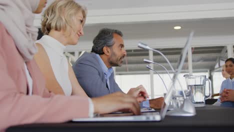 un panel de delegados de negocios hablando en una conferencia