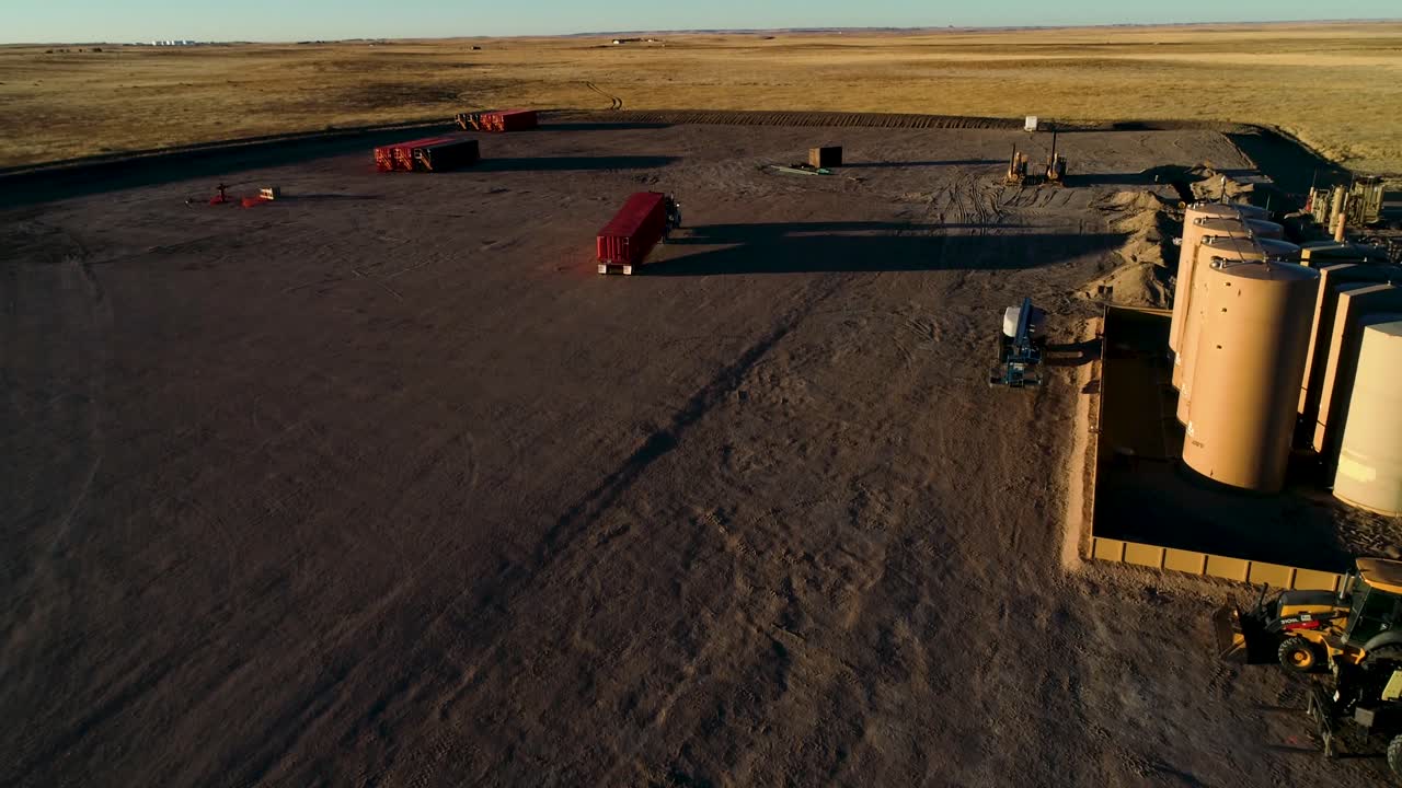 Un camion consegna attrezzature al tramonto per lo sviluppo di un nuovo sito di perforazione