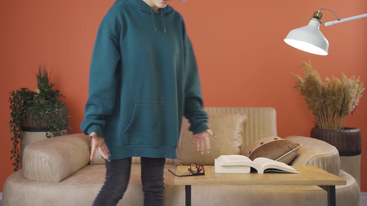 una mujer joven que se siente incompetente se enoja.