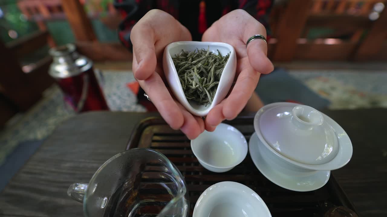 차 의 작은 접시 를 들고 있는 여자