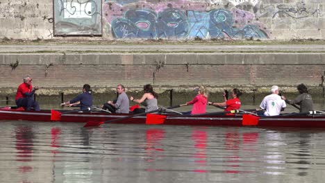 Langes-Ruderboot-Auf-Dem-Fluss-Tiber