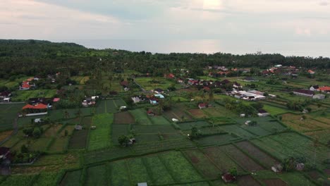 Vista-De-Pueblo-Tropical-En-Amed-Bali,-Cámara-Lenta