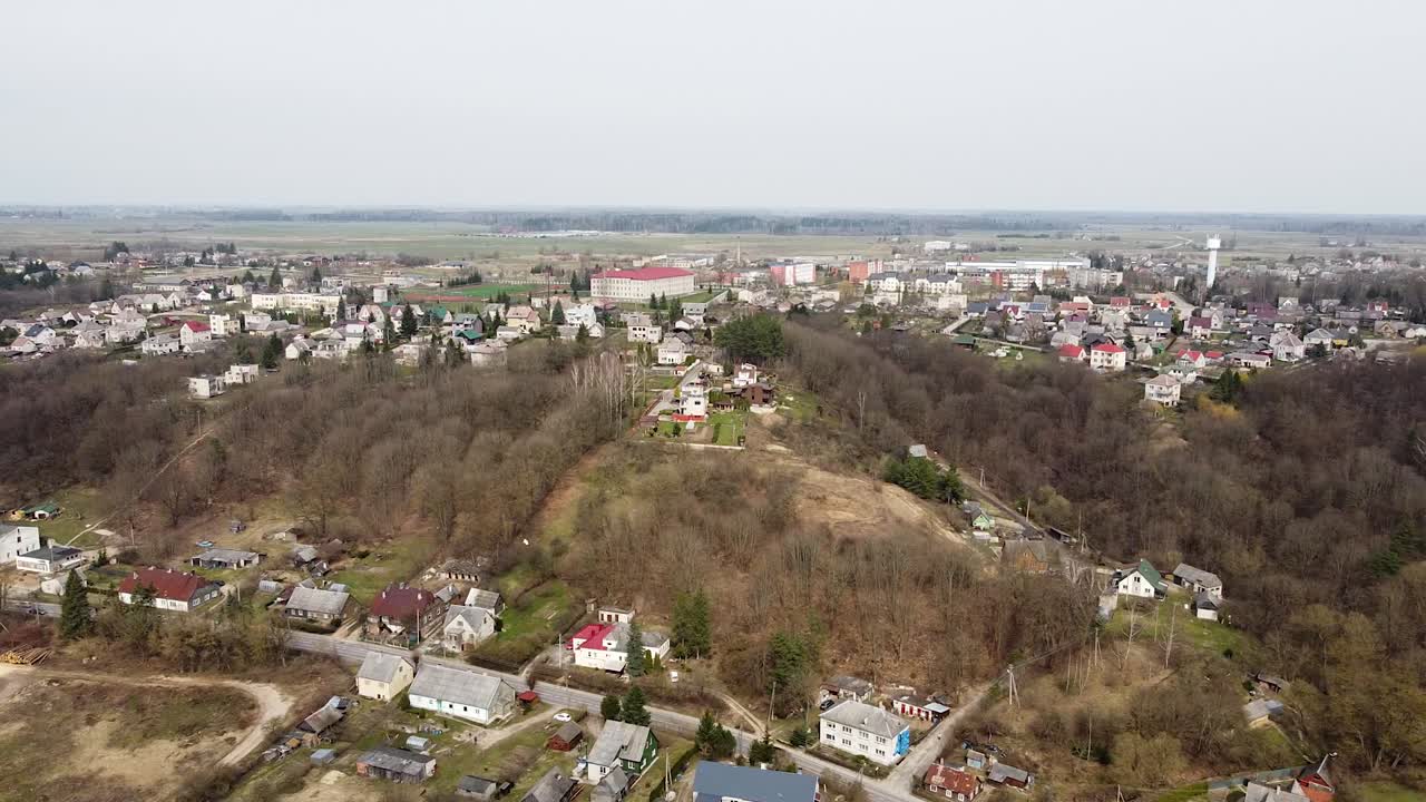 공중 드론 뷰에서 리투아니아의 장엄한 빌키자 마을