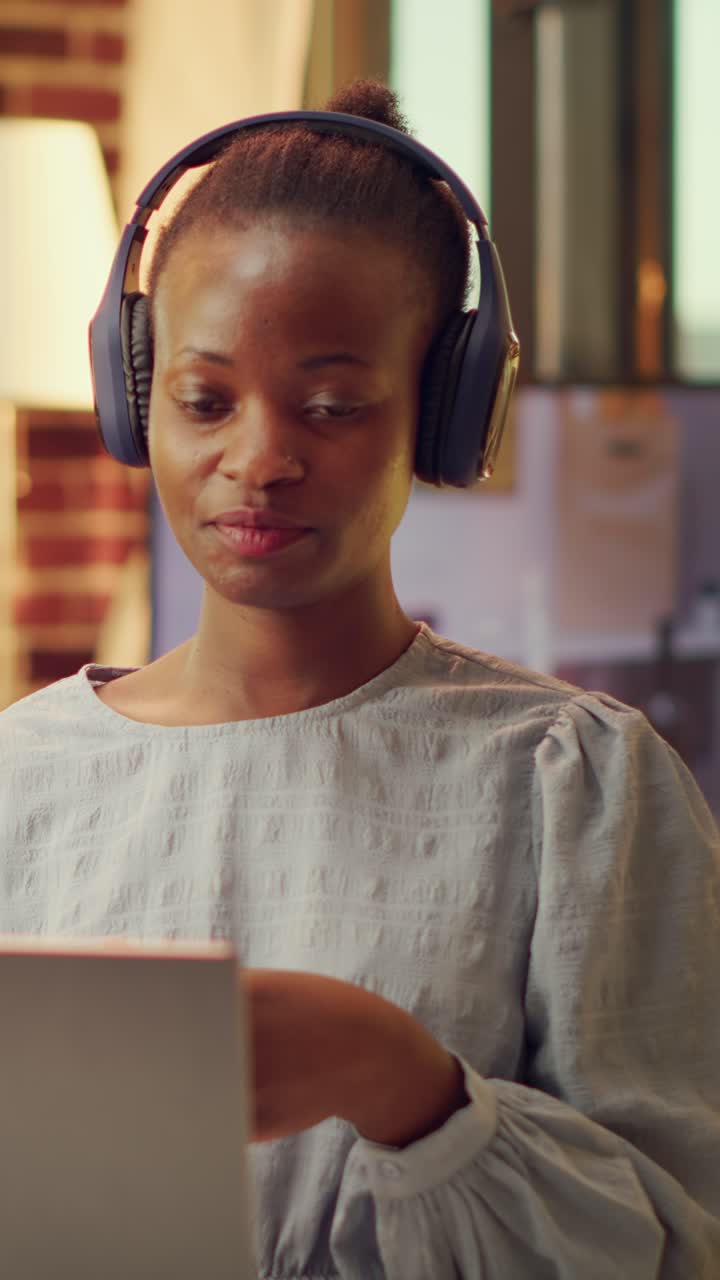 Freelancer taler med folk på videoopkald i vertikalt format