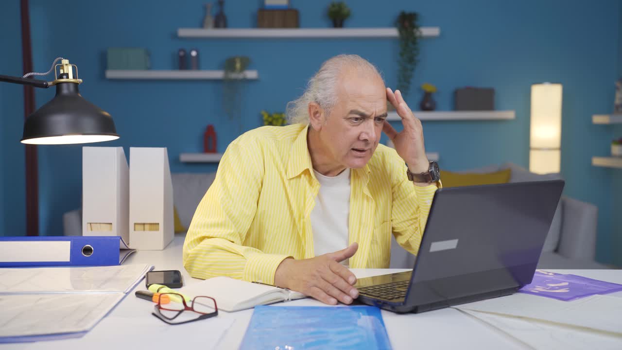Anziano in smart working in attesa, emozionato e allegro