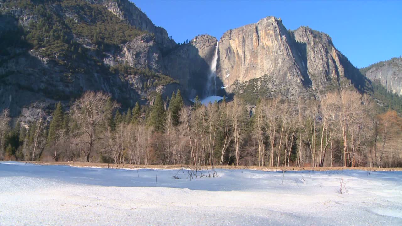 valle de yosemite y parque nacional en la nieve