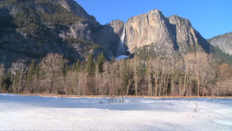 valle de yosemite y parque nacional en la nieve