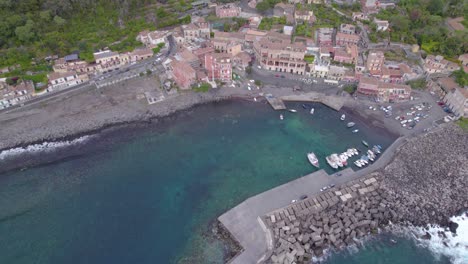 Aproximación-Aérea-Al-Pequeño-Puerto-Pesquero-De-Santa-Maria-Di-Scala,-Sicilia,-Italia.