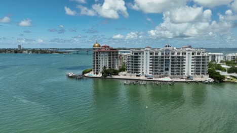 Vista-De-Drones-De-Condominios-Cerca-De-Sarasota,-Florida.