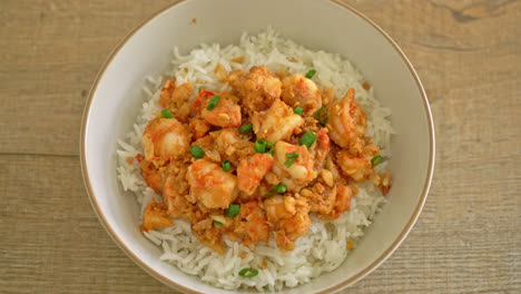 gambas salteadas con ajo y pasta de gambas plato de arroz
