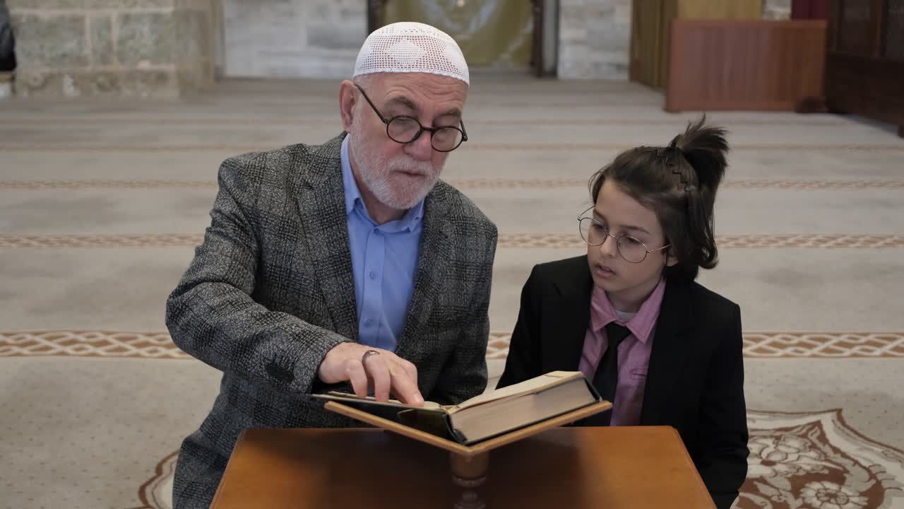 el abuelo y el nieto aprenden a orar