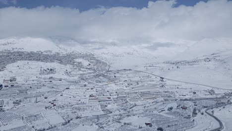toma de establecimiento de un ramat hagolan nevado con el monte hermón cubierto de nubes