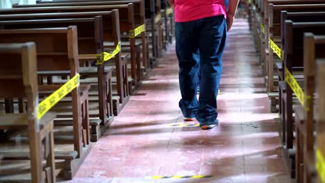 Iglesia-En-Pandemia-De-Coronavirus.-Distanciamiento-Social-Dentro-De-La-Iglesia