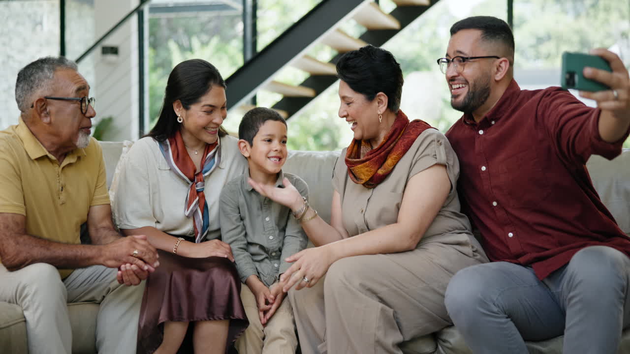 셀피를 찍는 다세대 가족